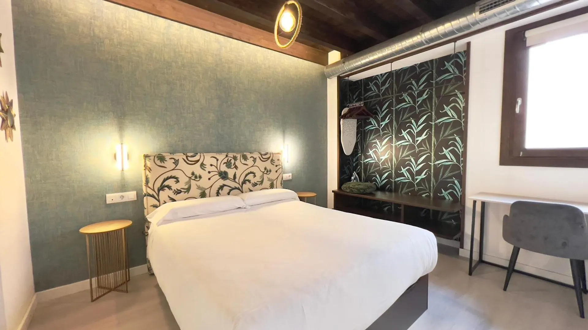 Apartamentos Real Suites Realejo location